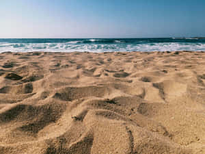 金色沙灘上，碧綠色的海浪在清澈湛藍的天空下翻滾。 — 海灘 壁紙