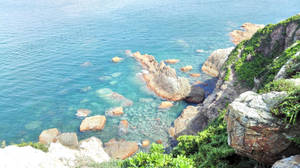海岸懸崖，碧綠海水和岩石海岸線。 — 中文 壁紙