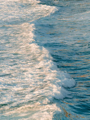 海浪破碎，陽光反射在白色泡沫上。 — 波浪 壁紙
