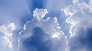 燦爛的陽光穿透蓬鬆的白雲，在充滿活力的藍天上。 — 船 壁紙