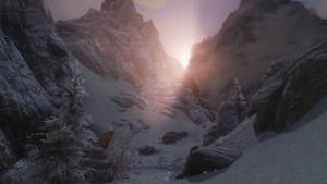 陽光穿過雪山和結霜的樹木，在冬季的山谷中閃耀。 — 上古卷軸 壁紙