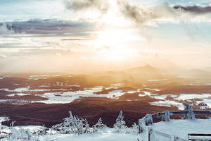 日出時分，白雪覆蓋的山景，霜凍的樹木和遠方的山丘。 — 冬季風景 壁紙