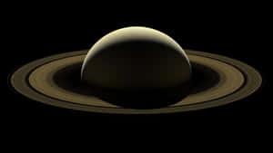 土星及其光環在太空黑暗中發光。 — 土星 壁紙