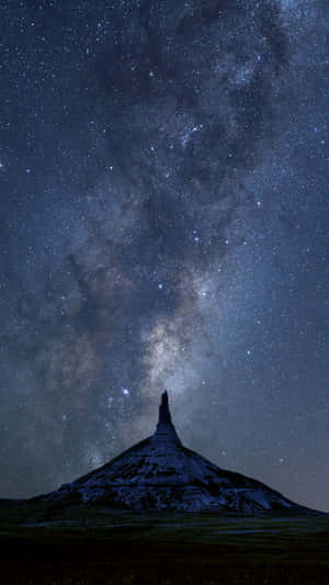 在星空下，銀河可見的山峰剪影。 — 星空動畫 壁紙