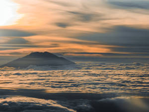 日出時雲海上的山峰 — 地形 壁紙