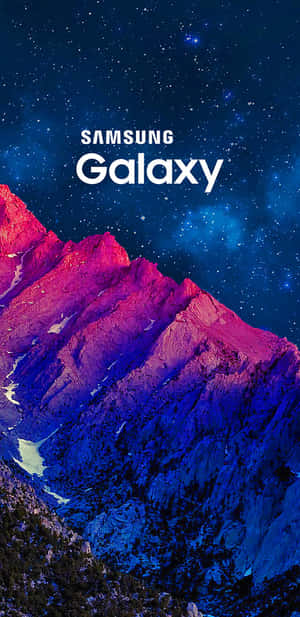 星空下色彩繽紛的山脈上方帶有Samsung Galaxy文字。 — 三星 壁紙