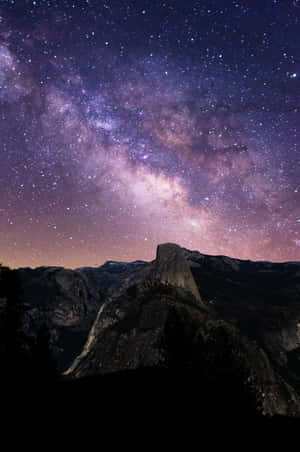 Half Dome 山在充滿活力的星空下，銀河系閃耀。 — 2:3 壁紙