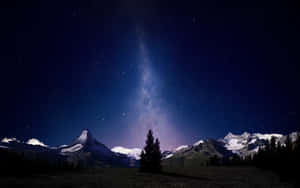 星空下的雪山，銀河可見。 — 夜晚 壁紙