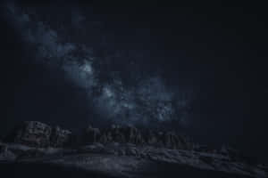 在星空夜空下可見銀河的雪山。 — 星星 壁紙