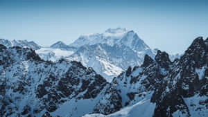 清澈藍天下的雪山山峰 — 山脈 壁紙