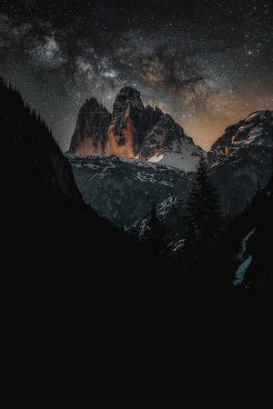 在星空下可見銀河的雪山。 — 小米平板 壁紙