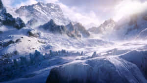 在柔和的黎明天空下，積雪的山峰，薄霧在冰層之間飄移。 — 冬季風景 壁紙