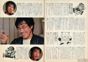 一位戴眼鏡微笑的男子在雜誌跨頁中手持香煙，並有日文字和卡通角色。 — 美麗的動畫 壁紙