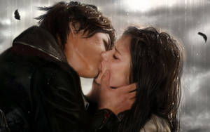 一對情侶在雨中熱吻，羽毛飄落。 — 噬血情人 壁紙