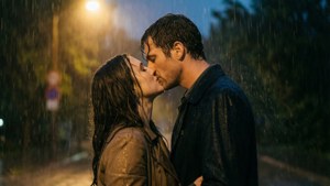 一名男子和一名女子在夜晚的街燈下雨中熱情接吻。 — 我愛你 壁紙