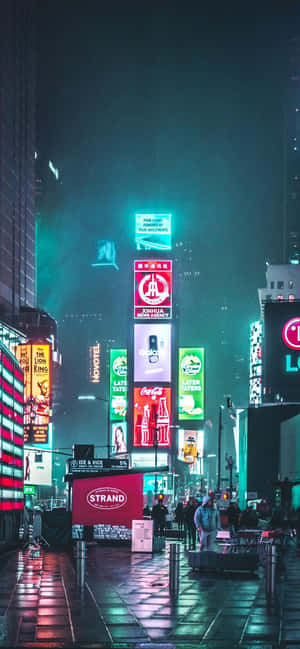 霓虹招牌喺雨夜中照亮城市街道，喺濕漉漉嘅路面形成倒影。 — iPhone 12 mini 壁紙