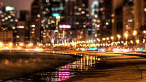 雨濕的城市行人道在夜晚反射著發光的街燈。 — 城市燈光 壁紙