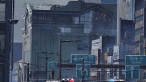 灰色天空下，帶有澀谷招牌和現代建築的雨東京街道。 — 紫色動漫美學 壁紙