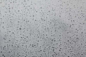 灰色天空背景下的玻璃雨滴 — 土耳其藍 壁紙