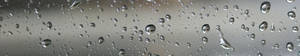 玻璃上的雨滴反射灰色天空 — 3 個螢幕 壁紙