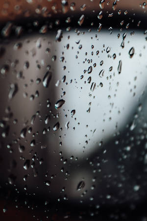 玻璃上雨滴的特寫，背景模糊 — 洗車 壁紙