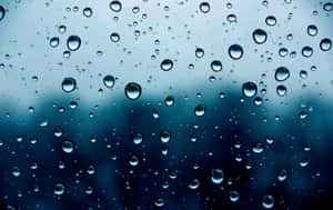玻璃上的雨滴與模糊的藍灰色背景 — 閃閃發光 壁紙