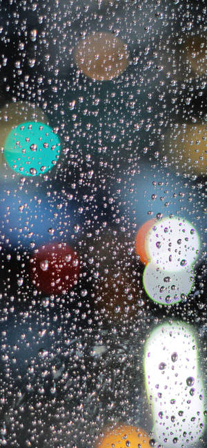 玻璃上的雨滴，背後是模糊多彩的城市燈光。 — 插畫 iPhone 壁紙