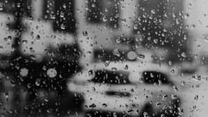 窗玻璃上的雨滴，背景是模糊的城市街道。 — 孤獨悲傷 壁紙