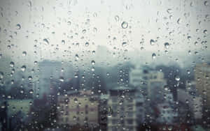 窗上的雨滴，背景是模糊的城市景觀。 — 下雨 壁紙