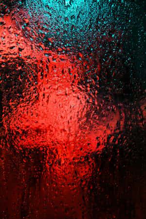 玻璃上的雨滴與紅色和藍綠色光芒 — 小米平板 8 壁紙