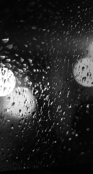 車窗上的雨滴，背景是模糊的城市燈光。 — 秋天 壁紙