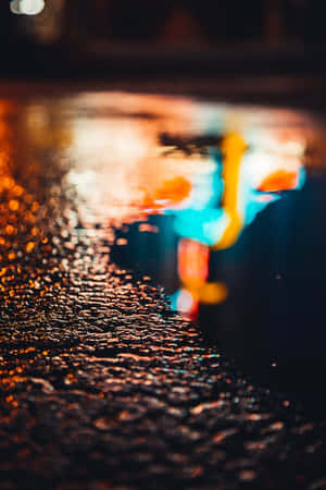 雨濕的街道在夜晚反射出色彩繽紛的霓虹燈光。 — 聖誕燈飾 壁紙