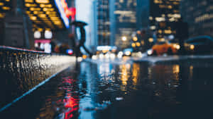 雨滴在濕漉漉的城市街道上泛起漣漪，反射著霓虹燈和夜間模糊的交通。 — 最酷的桌面 壁紙