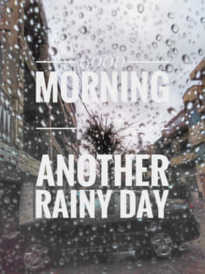 窗戶上的雨滴，俯瞰潮濕街道，有停泊的汽車和建築物。 — 3:4 壁紙