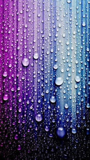 玻璃上的雨滴，紫色到藍色漸變背景 — 水 壁紙
