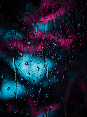 玻璃上的雨滴，背後有粉紅和藍色霓虹燈發光。 — 2048x2732 壁紙