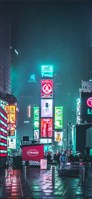 霓虹燈照亮的夜晚城市街道，帶有雨反射和發光的廣告牌。 — 霓虹 壁紙