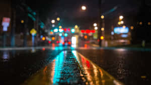 雨夜街道，發光的交通燈反射在濕路面上。 — 2560x1440 動態圖片 壁紙