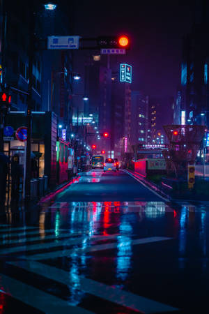 雨中的東京夜晚街道，霓虹燈在濕漉漉的路面上反射。 — 小米平板 9 Pro 壁紙