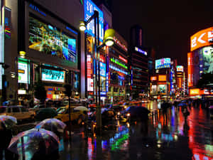 繁忙的東京夜晚街道，閃爍的霓虹招牌和人們在雨中撐傘。 — 東京鐵塔 壁紙