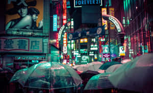 霓虹燈照亮東京夜晚街道，人們在雨中撐傘。 — 永遠21 壁紙