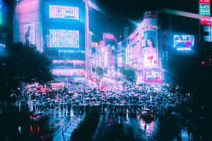 撐傘的人群在夜晚發光的霓虹招牌下，走過雨濕的東京街道。 — 日式審美桌面 壁紙
