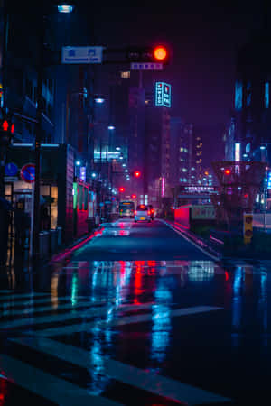 霓虹燈光在雨夜的東京街道濕漉漉的路面上反射。 — 霓虹紫 壁紙