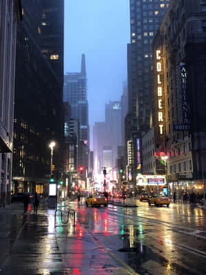 雨夜城市街道，霓虹燈在濕漉漉的人行道和黃色計程車上反射。 — 2048x2732 壁紙