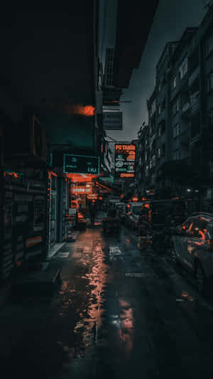 夜晚狹窄的都市小巷中，霓虹燈倒映在濕漉漉的路面上。 — 藝術 壁紙