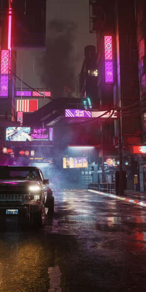 霓虹燈照亮雨夜街道，一輛經典汽車夜間停泊。 — 賽博龐克城市 壁紙