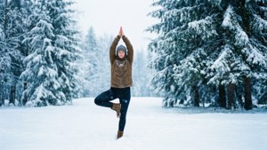 在雪森林中與松樹一起做瑜伽的人 — 瑜珈 壁紙