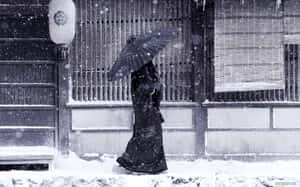 雪中漫步的女子
