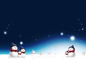 雪人家庭戴著帽子和圍巾，站在星空下的雪地中。 — 酷寒冬季 壁紙