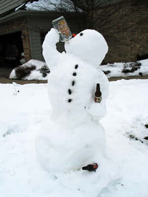 雪人手持啤酒瓶，腳邊和身側各有一瓶。 — 啤酒 壁紙